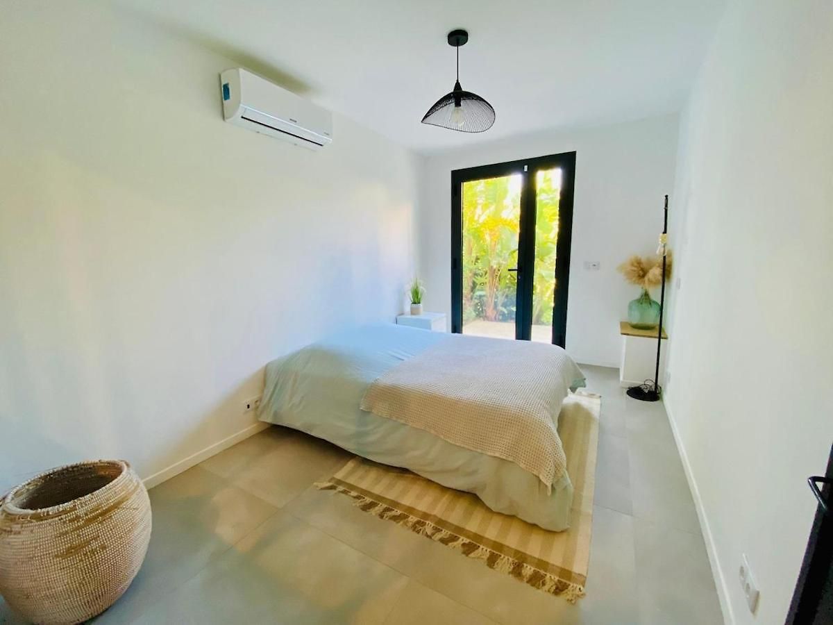Villa House With Pool And Sea View In