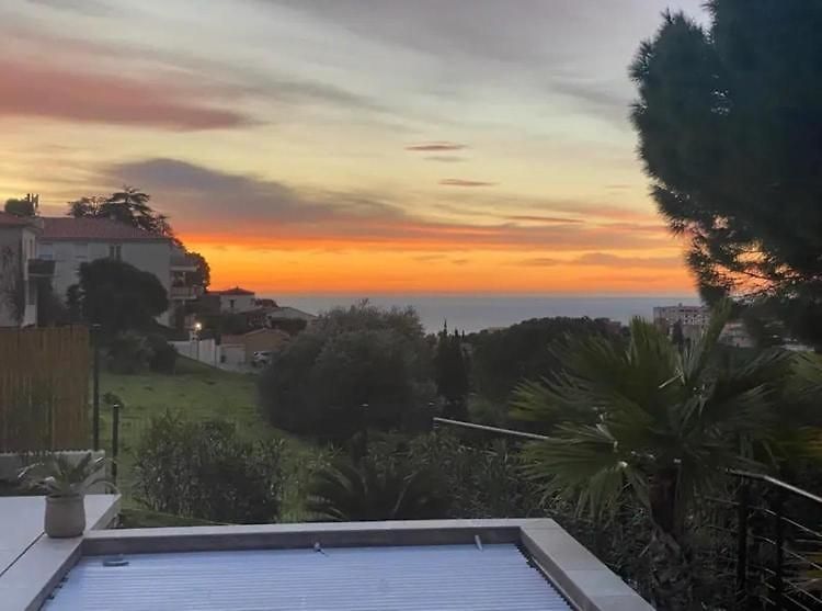 House With Pool And Sea View In * Nice