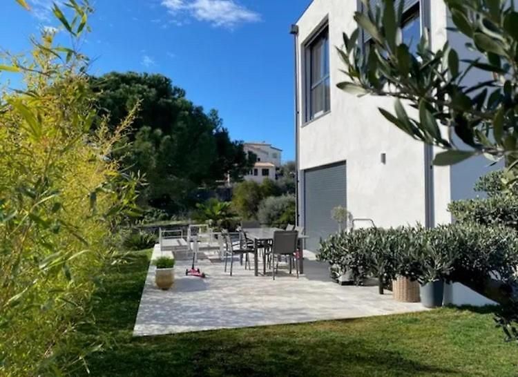 Villa House With Pool And Sea View In *