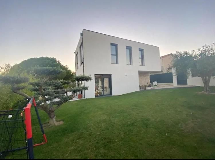 Villa House With Pool And Sea View In *