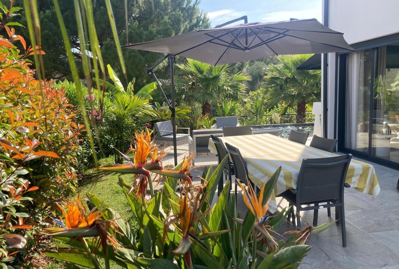 House With Pool And Sea View In Villa *