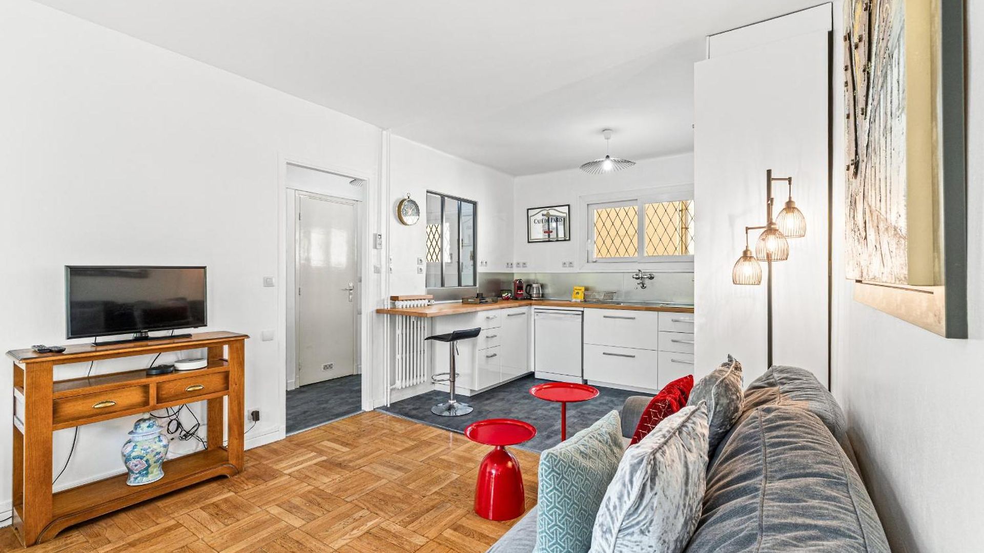 Comfortable & Bright 2 Bedroom Nice