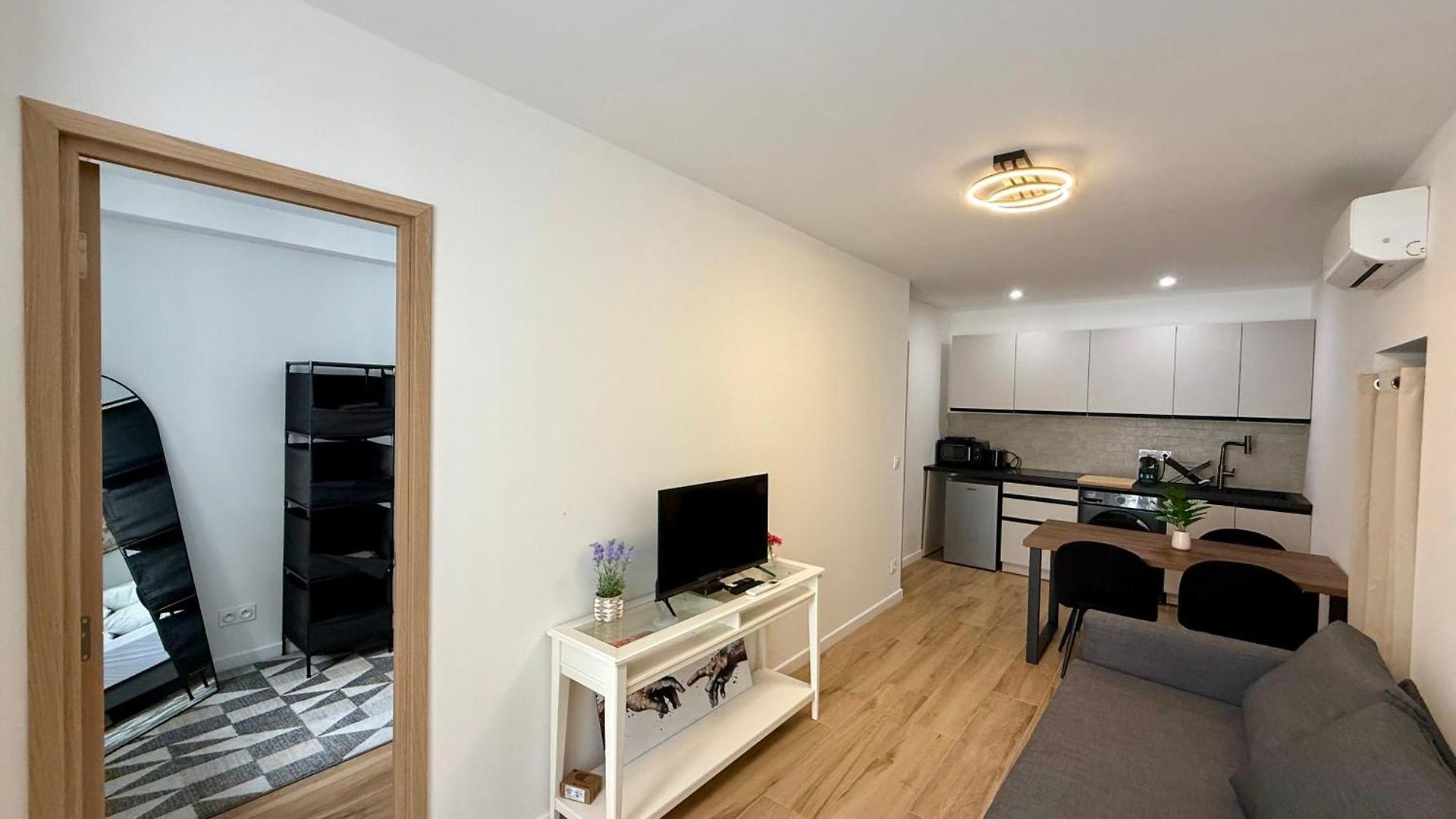 Apartment Centre De - A 50 M - Wi-fi - Climatisation *