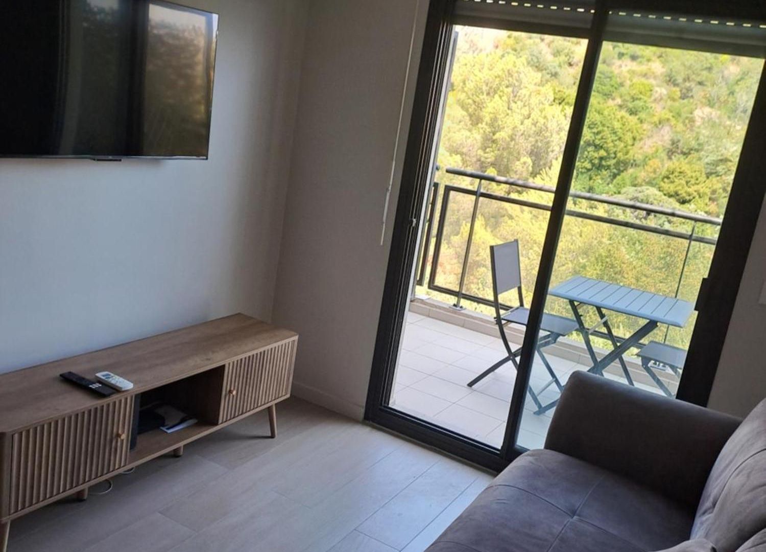 Blue Line - New Modern With Terrace & Ac *