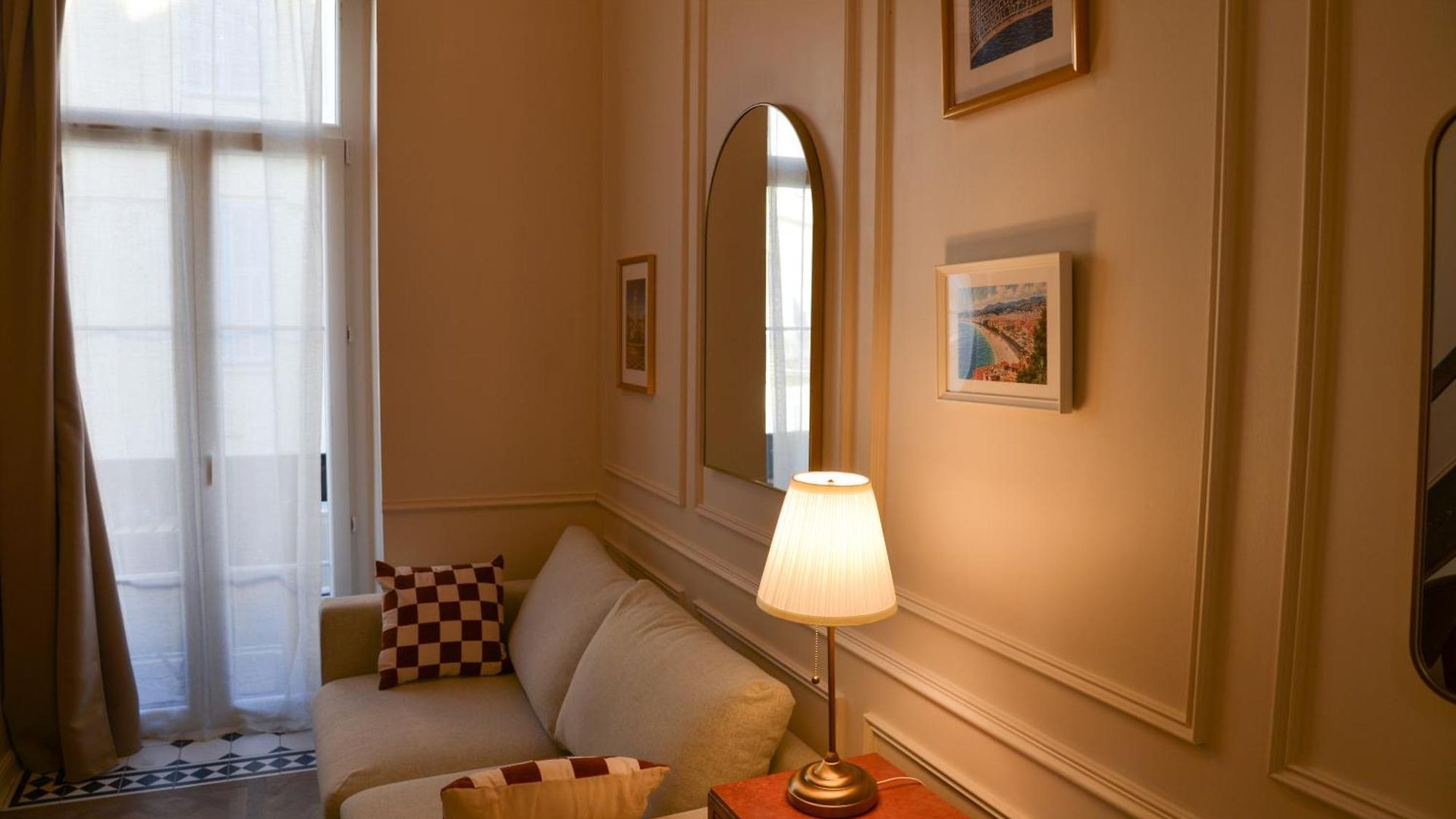 Chic Parisian Apartment *