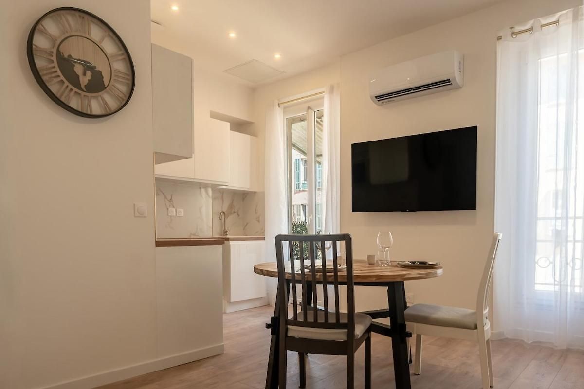 Apartment New Designer Ac Wifi Near Train Station