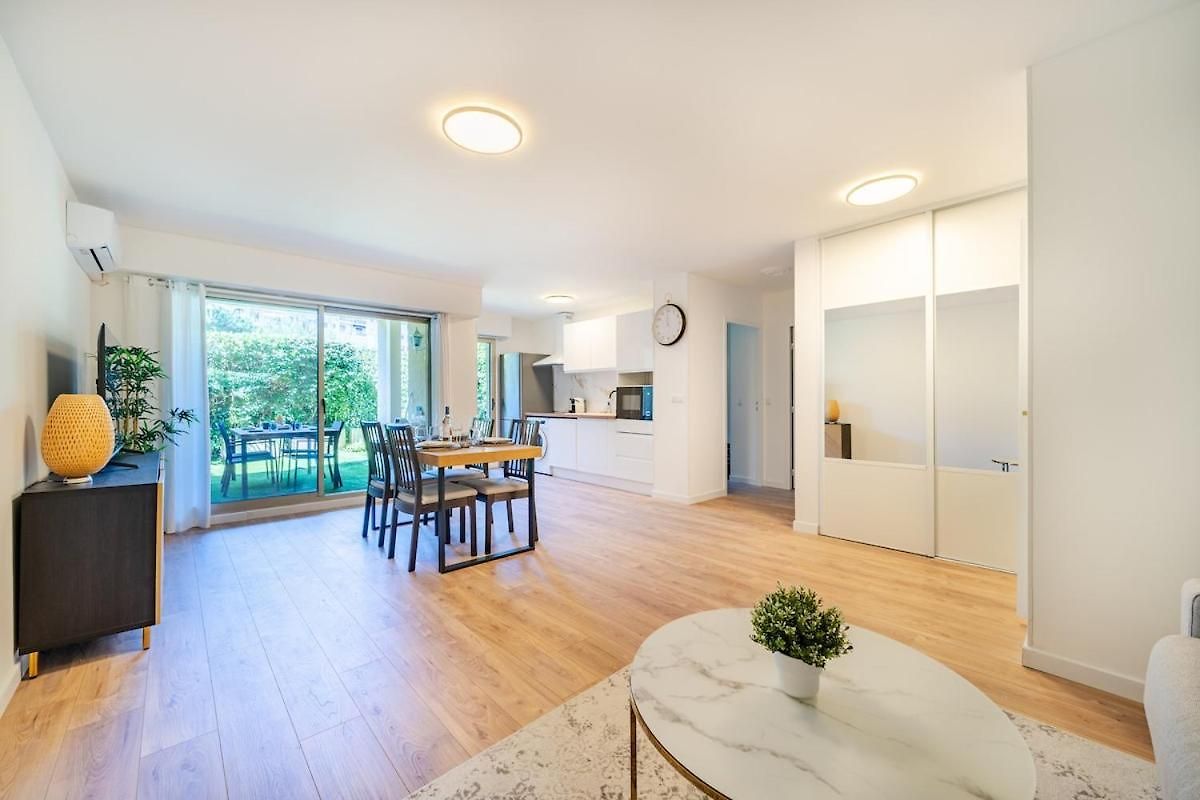 Beautiful 2-bedroom Apartment, Garden, Swimming Pool, Sea Within Walking Distance *