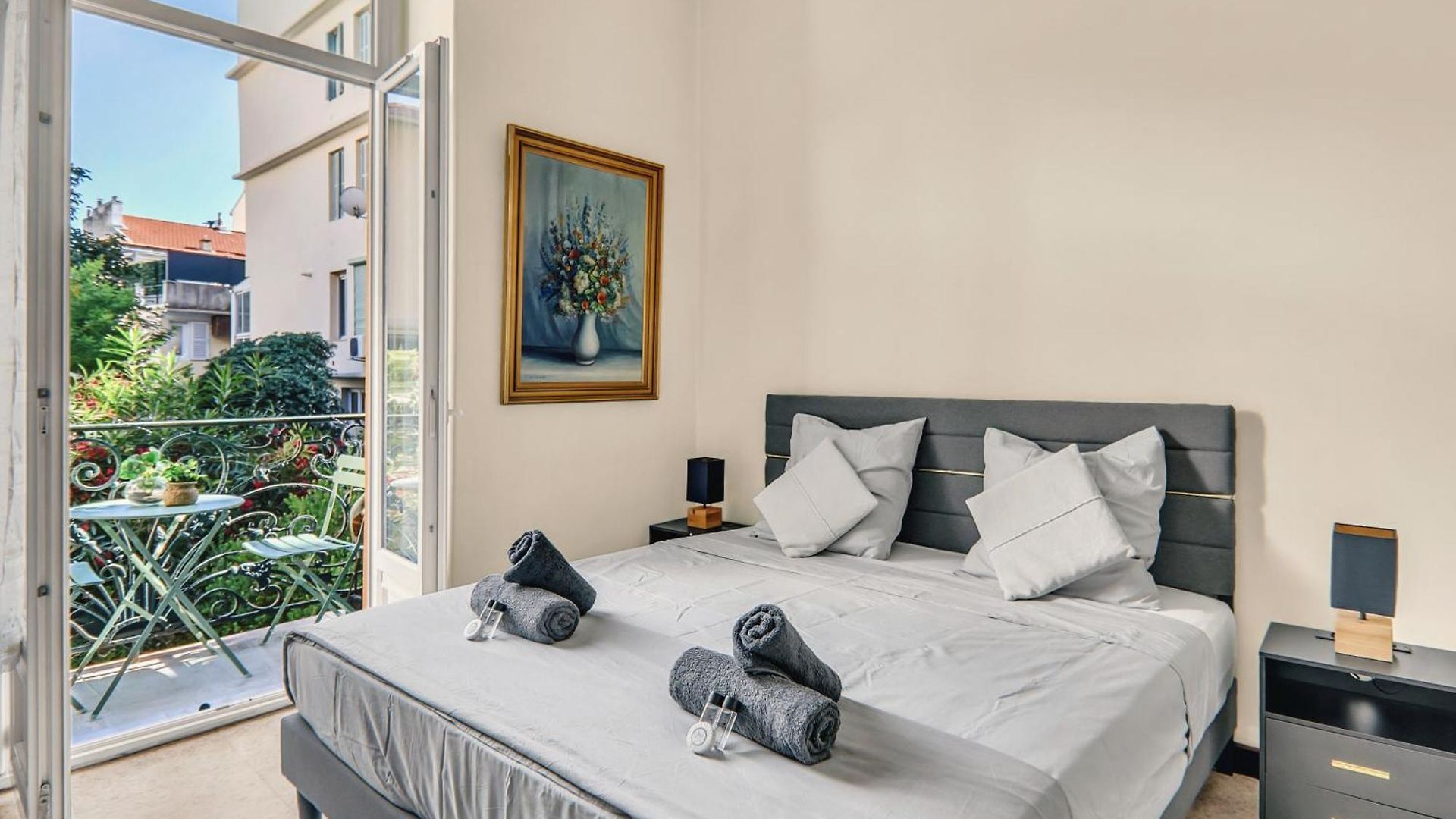 Apartment Charming Studio, Balcony With Garden View, Liberation *