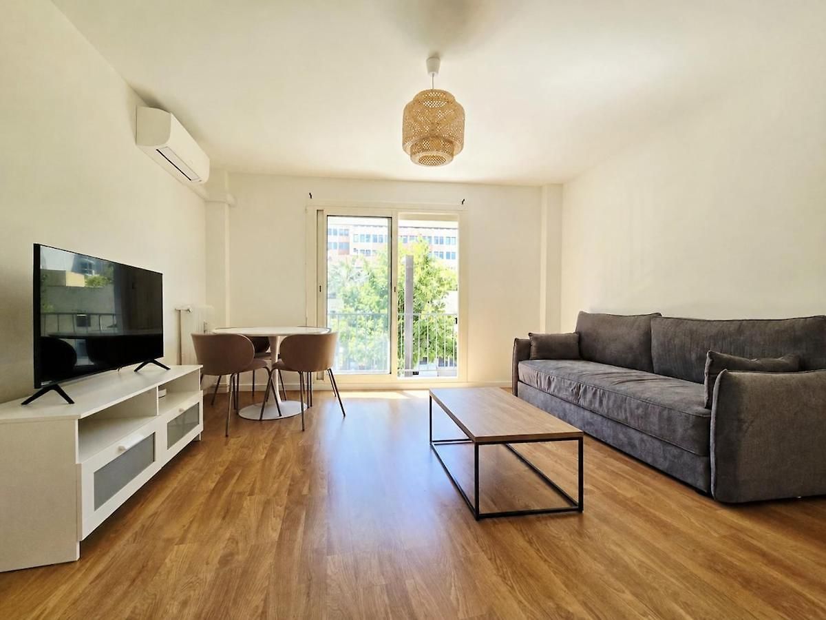 1 Minute To Tram - 3 Ac - 2 Balcony - Close Apartment *