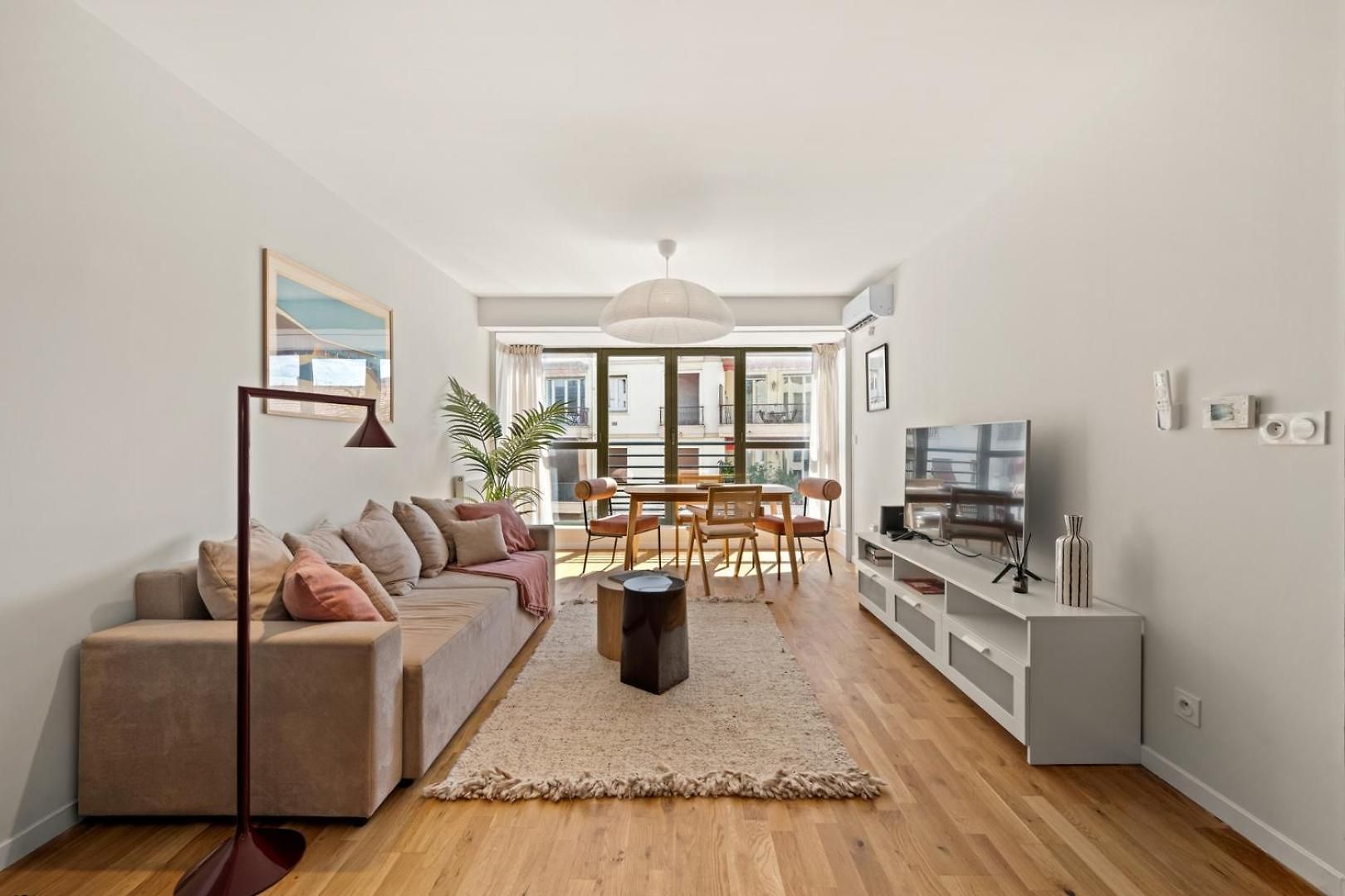 Stunning & Bright - 2 Bedrooms - Parking Wifi/ac Apartment *