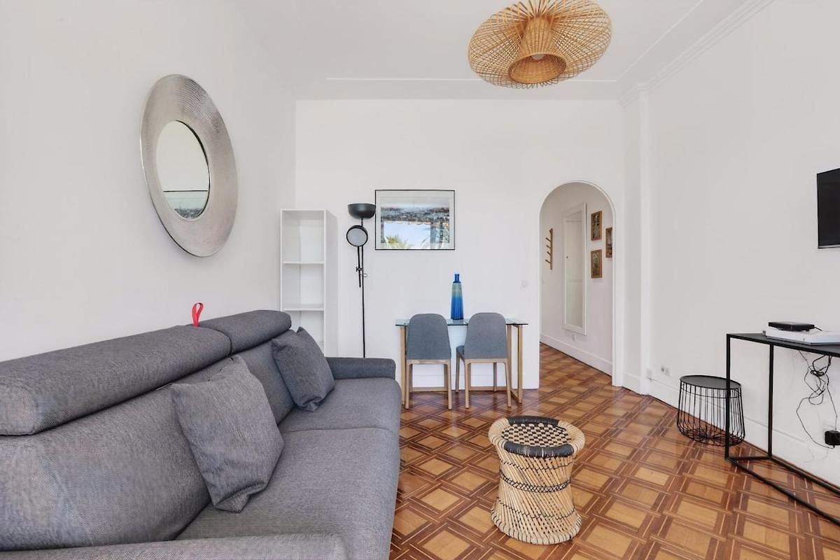 Apartment Charming With Balcony & Sea View *