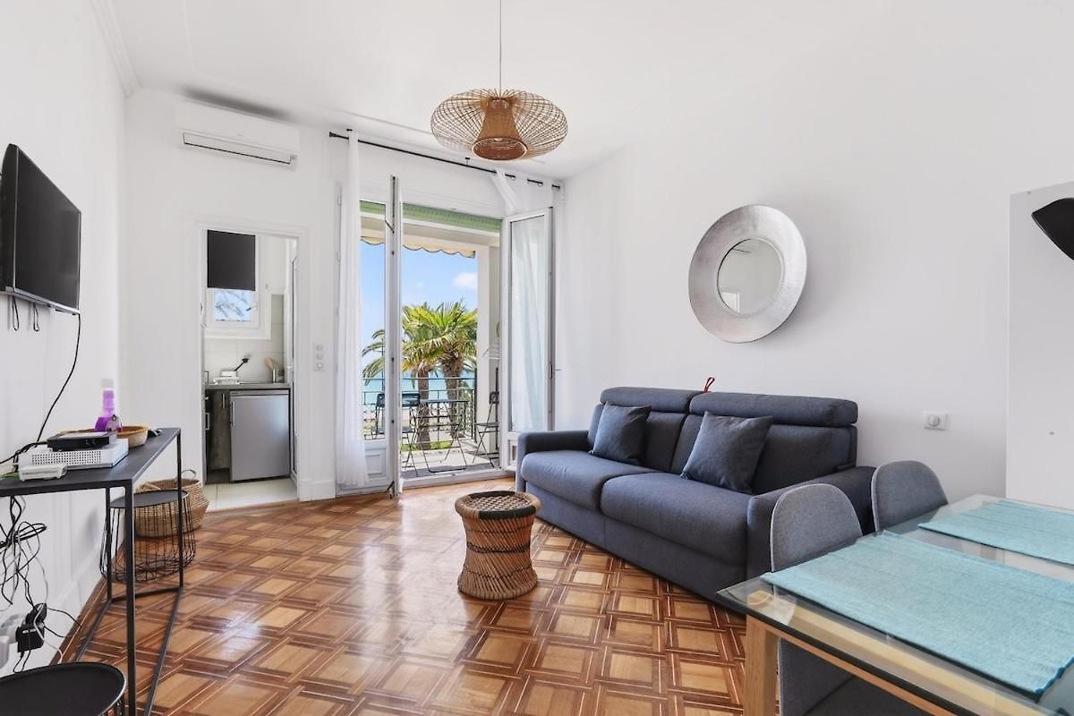 Apartment Charming With Balcony & Sea View