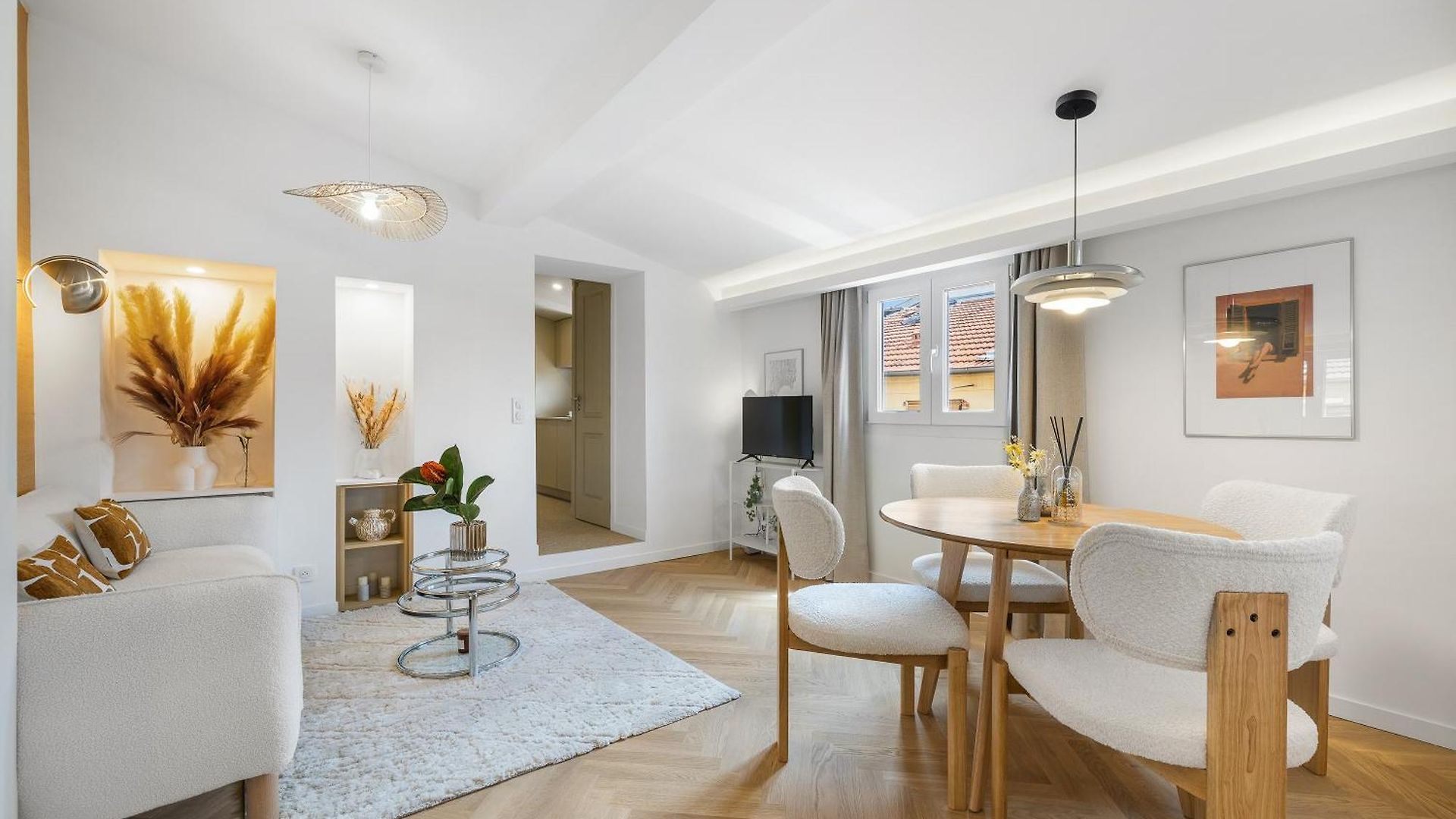 Renting - St Vincent - Floor Luxury Old Town Air-conditioned Apartment