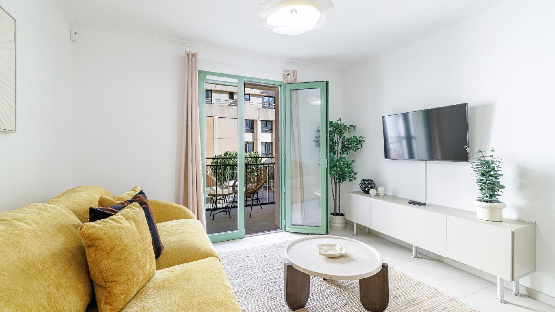Quiet & Pretty 1 Bdr In The Center * Nice