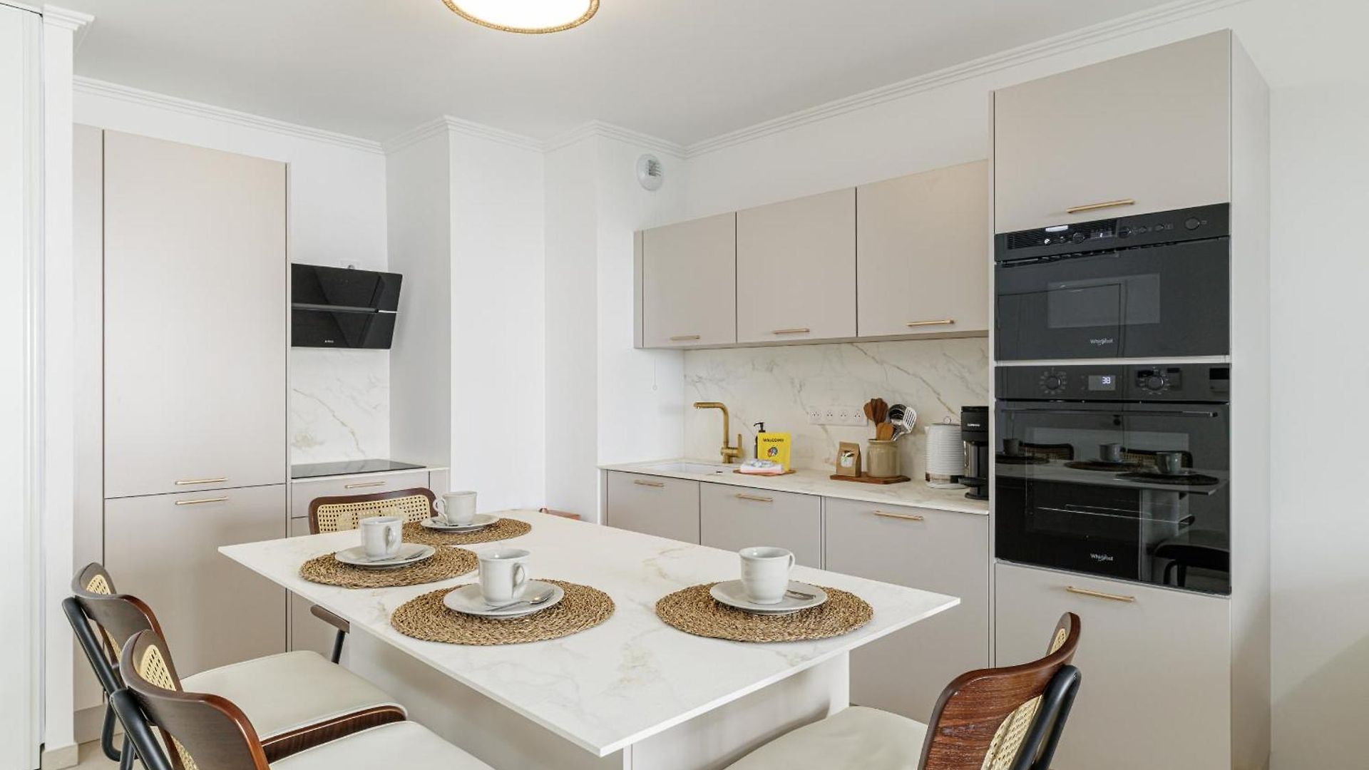 Quiet & Pretty 1 Bdr In The Center Apartment *