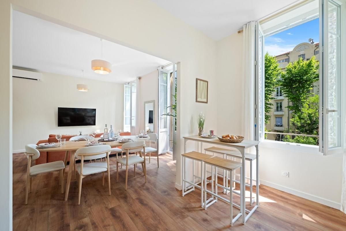 Spacious In Port Of