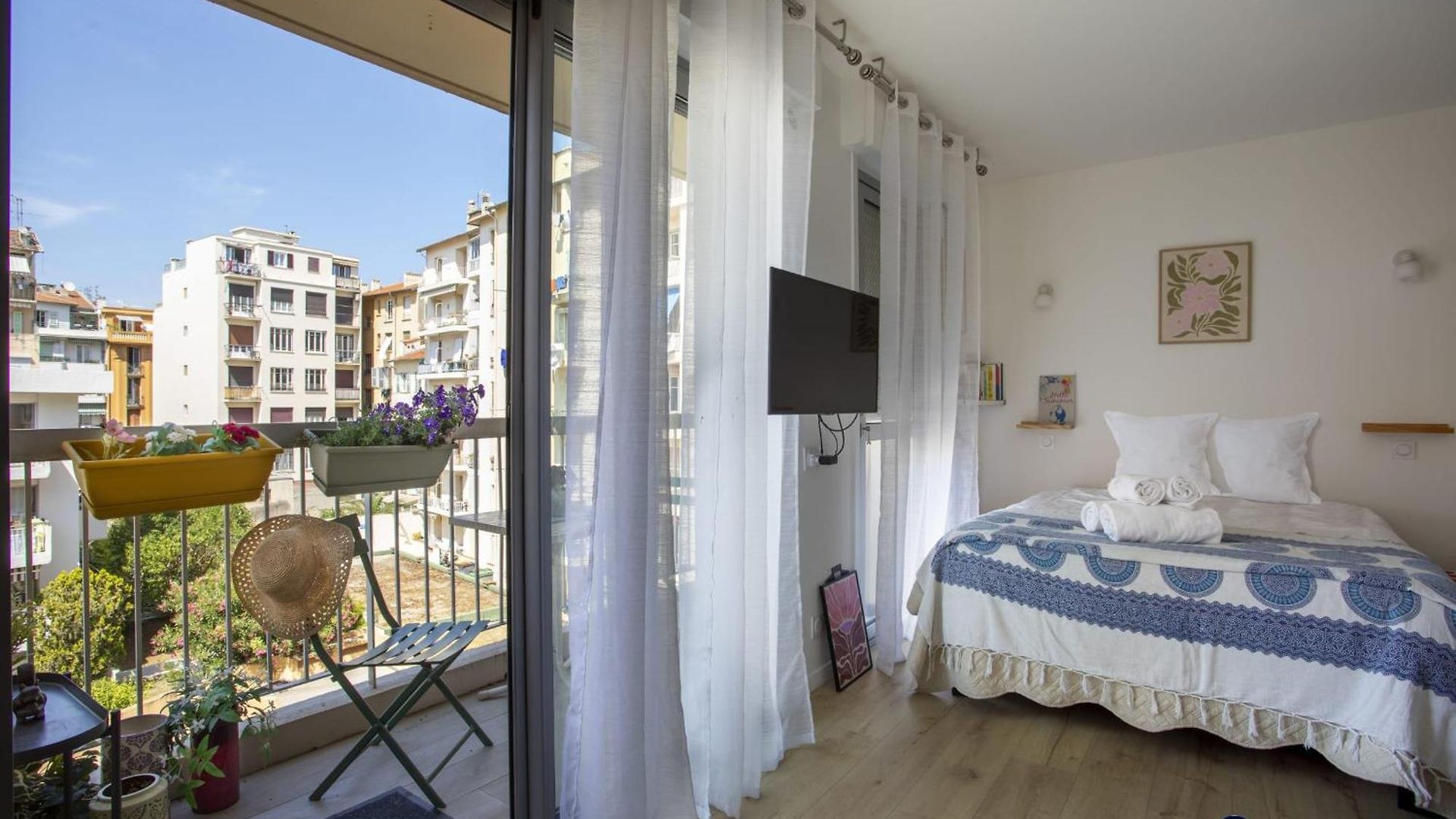 Charming With Balcony In The Heart Of The Liberation District Nice