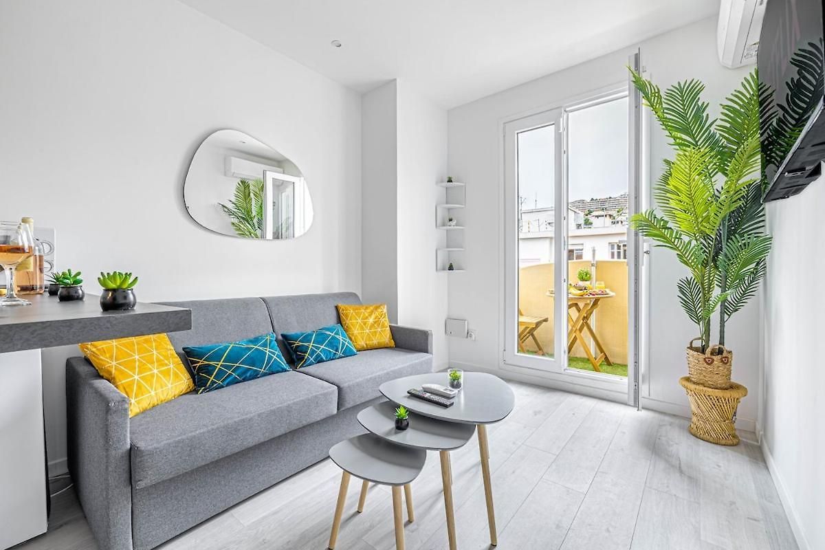 Apartment Relaxation & Comfort Design With Ambient Led