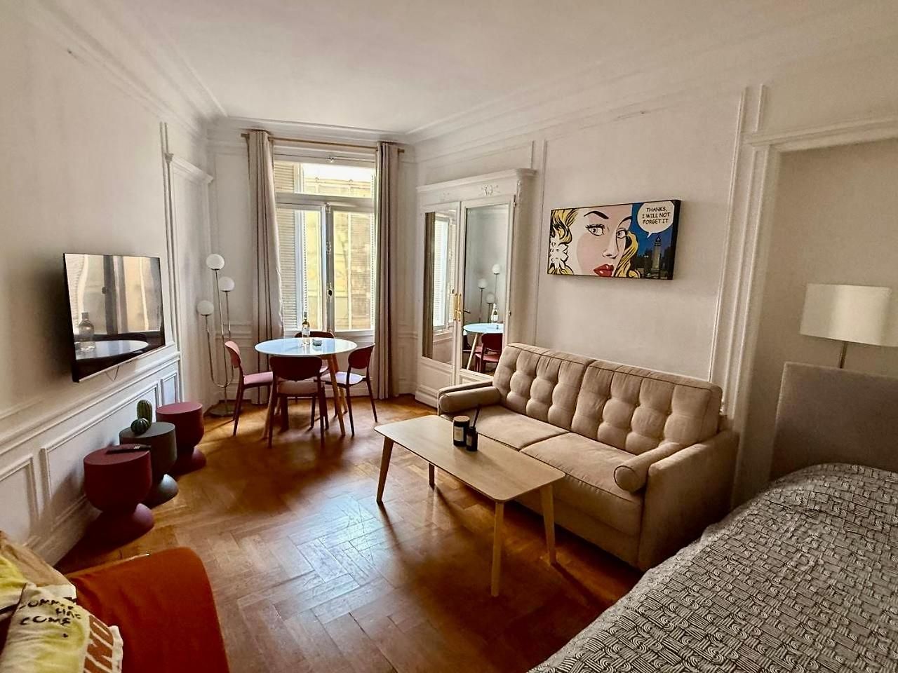 Apartment A Luxurious Red With Ac On Promenade Des