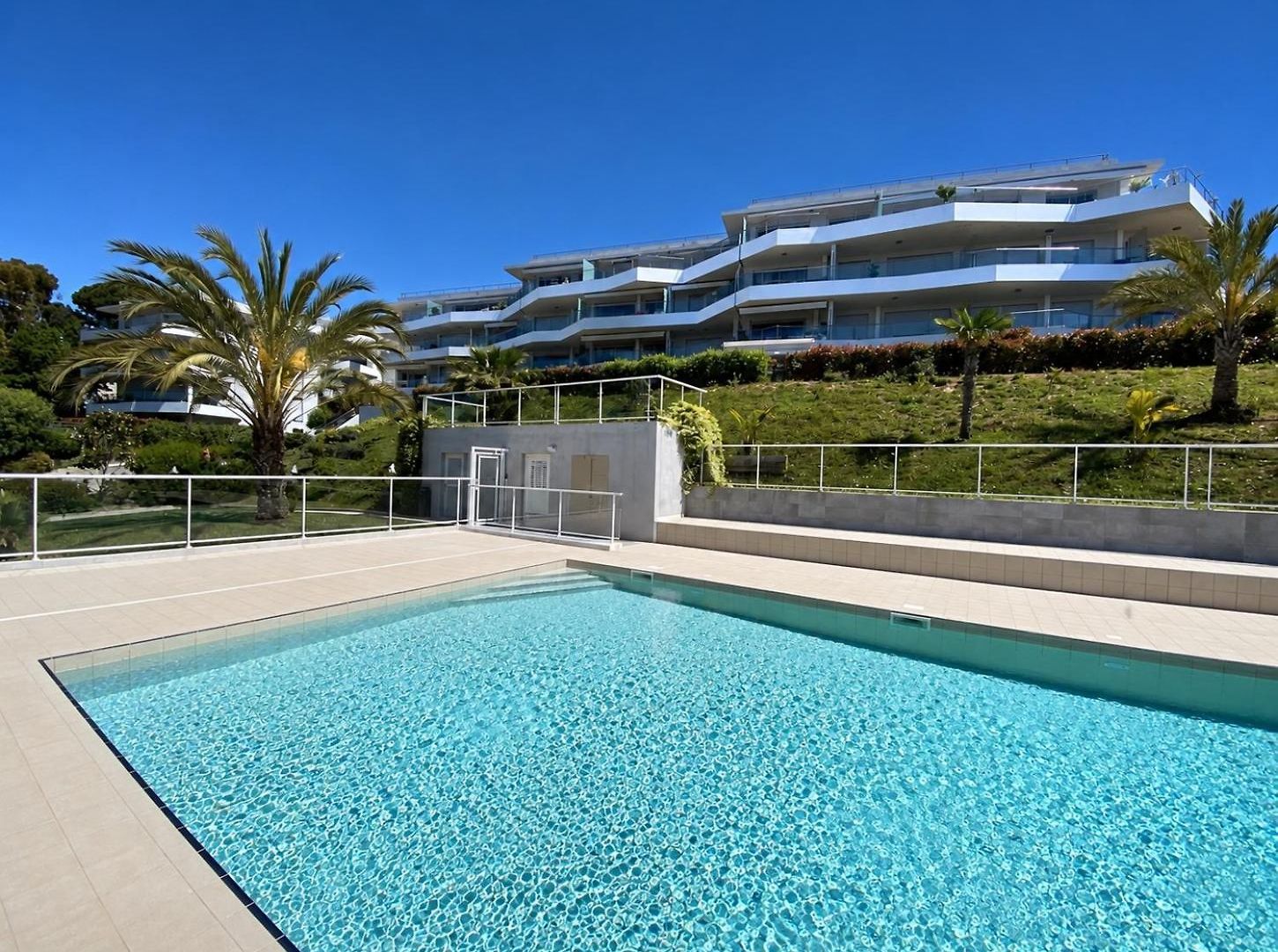 Avec Jardin Et Piscine