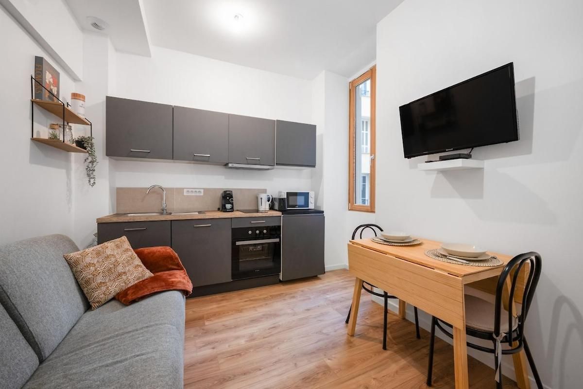 Charming 2 Rooms, Sleeps 4 Center Apartment Nice