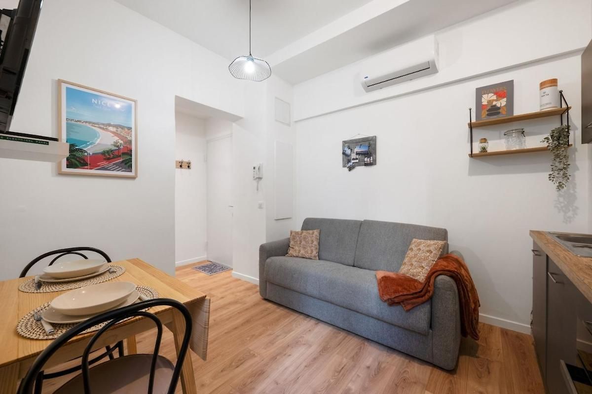 Charming 2 Rooms, Sleeps 4 Center *