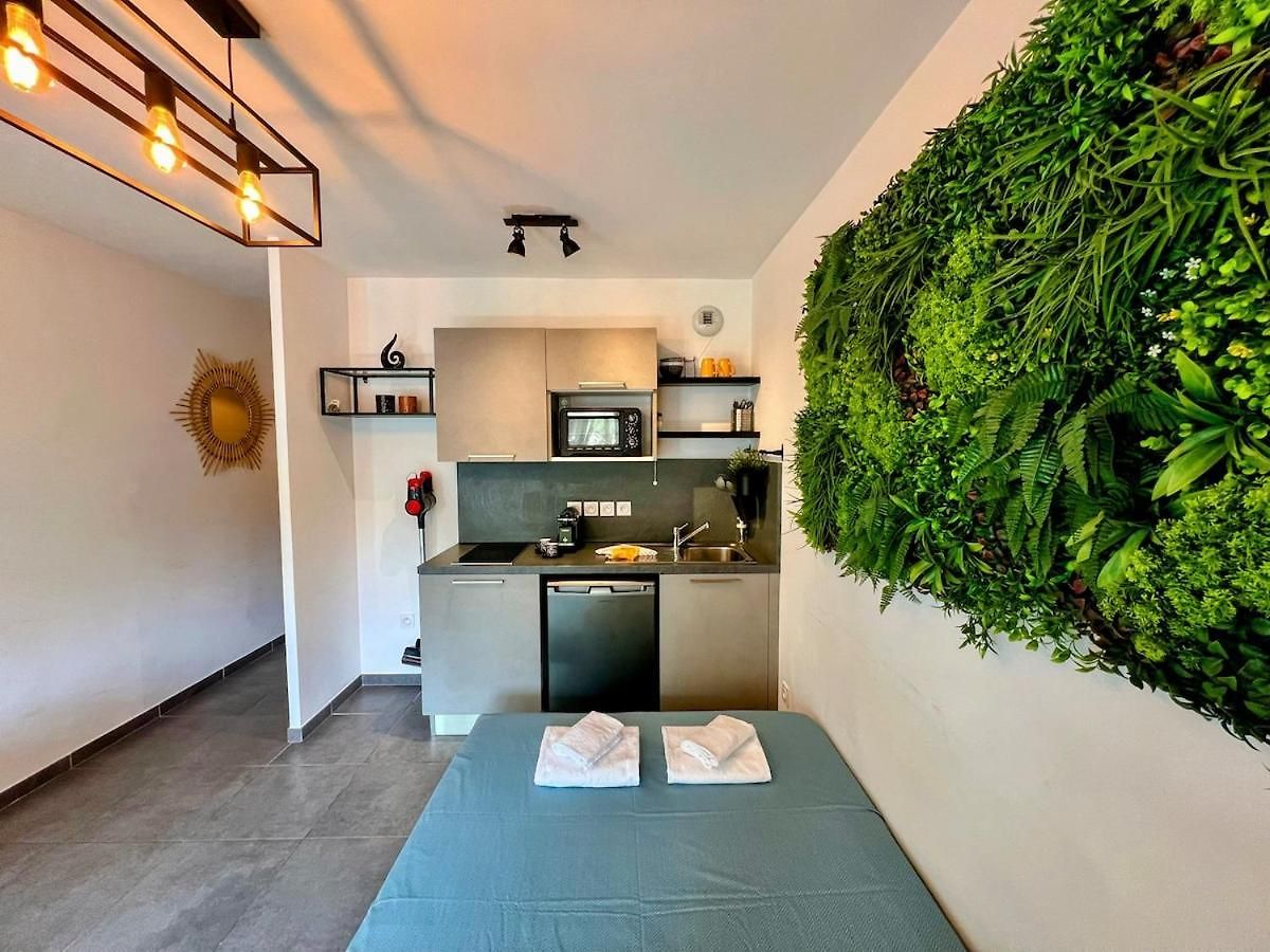 Urban Jungle Apartment *