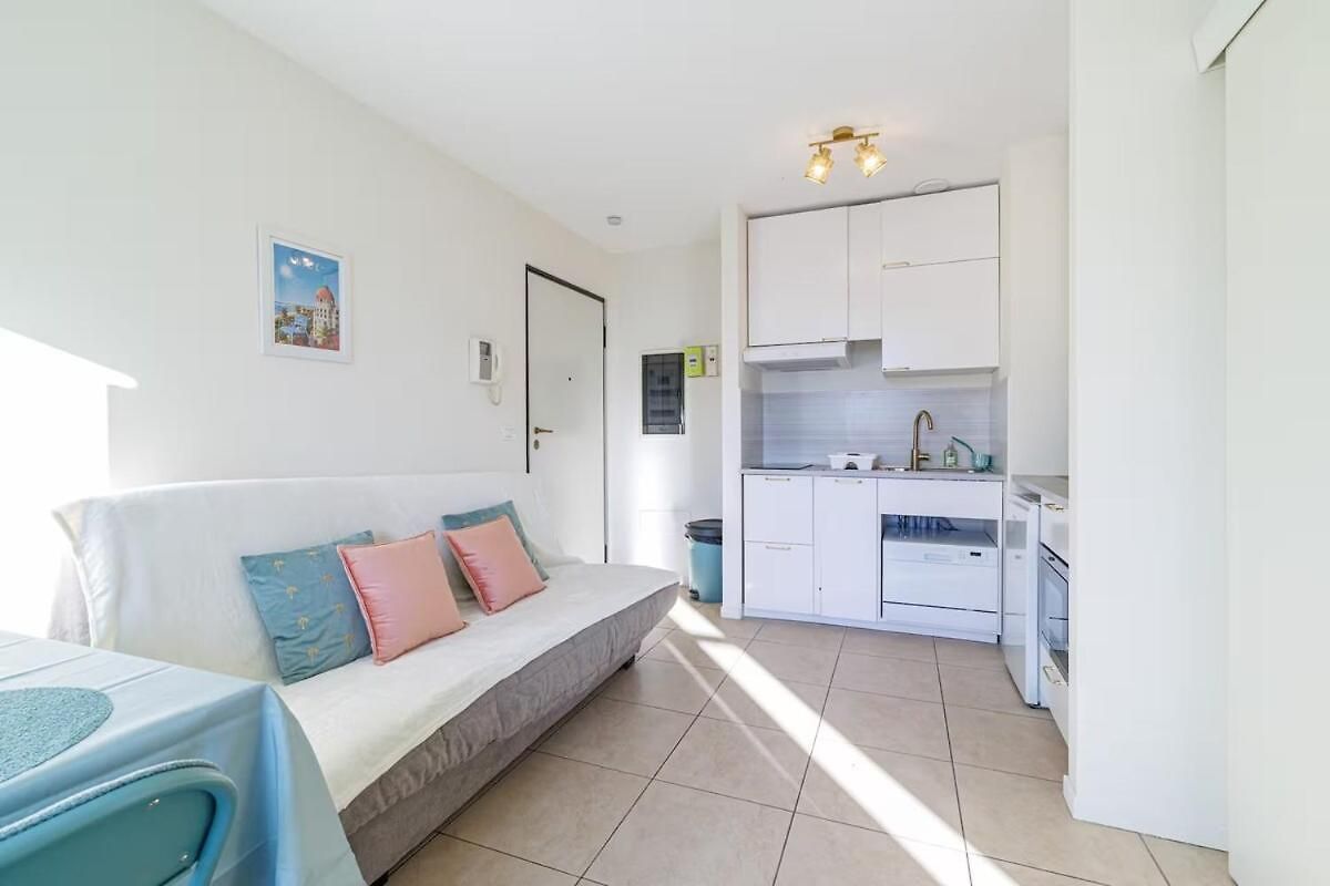 Apartment Bright With Balcony Port De Nice