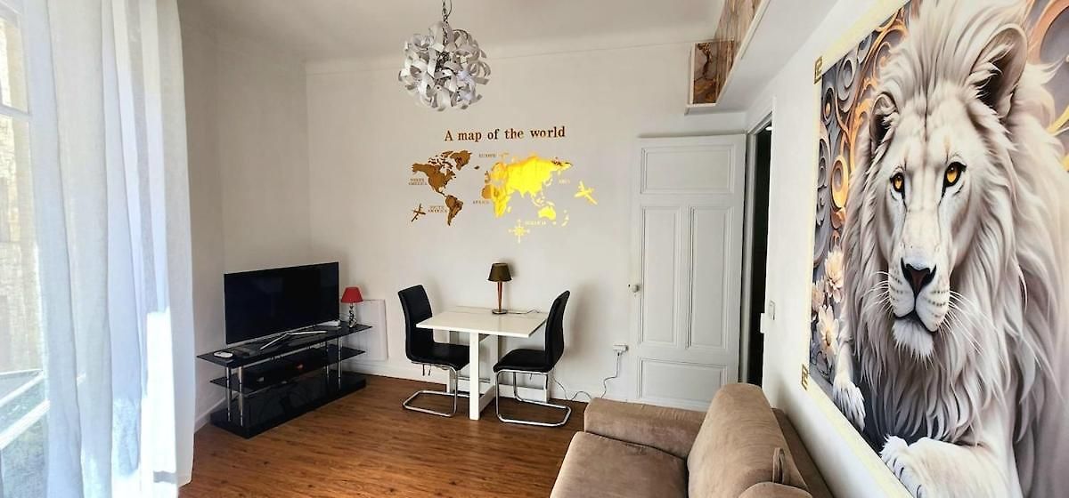 Apartment - Charming 2 In A Quiet Area *