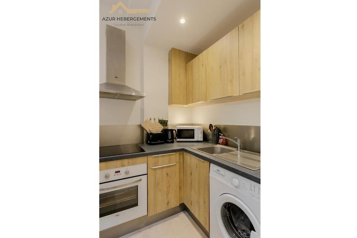 A 2 Min De La Promenade Des Apartment