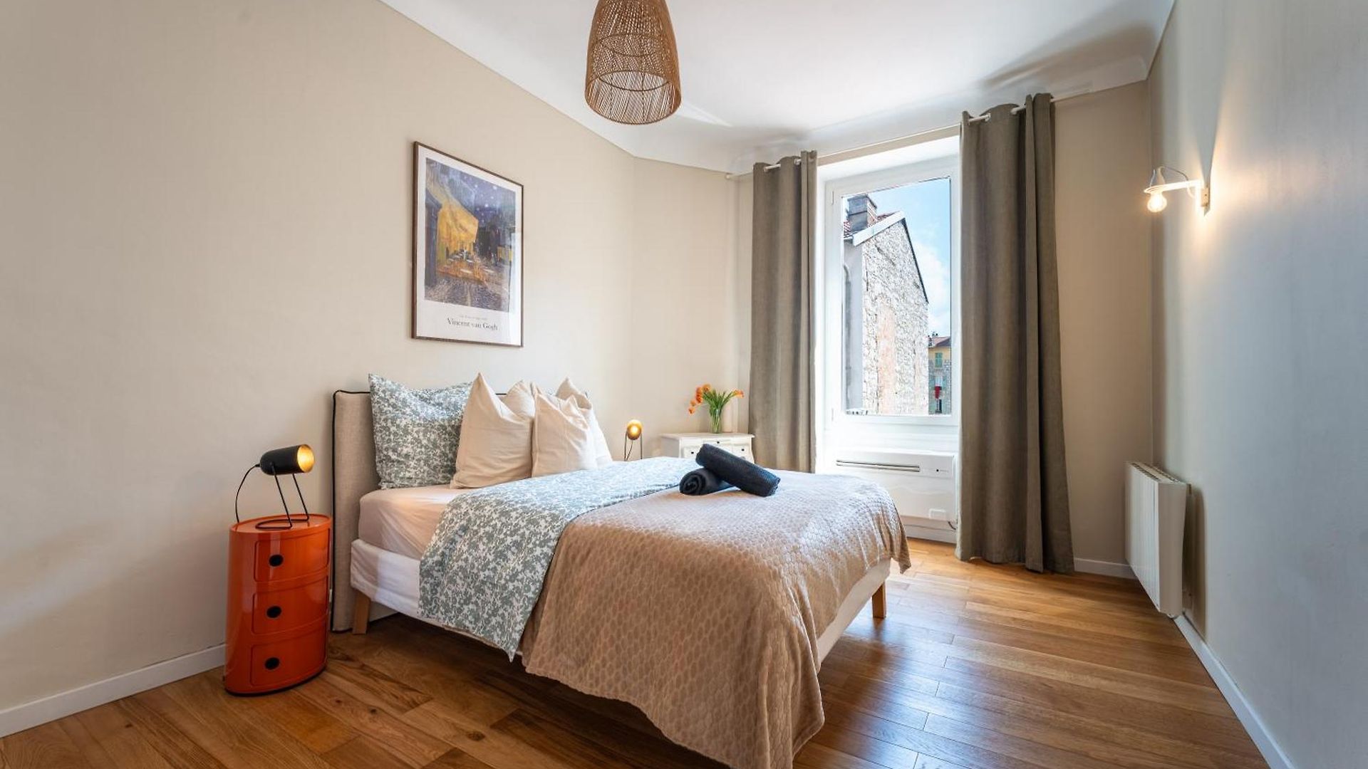 Bright 2 Center Apartment Nice