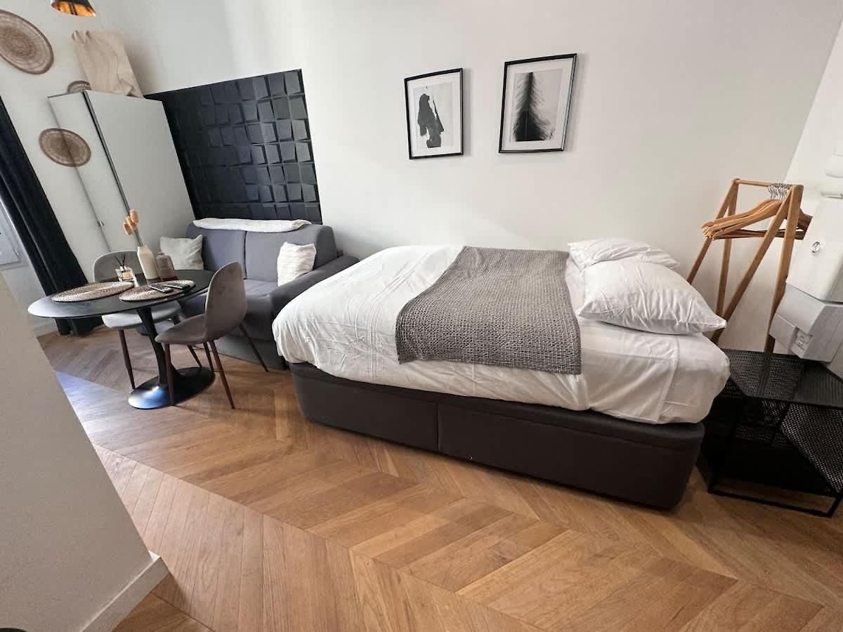 Bright Modern & Walkable Apartment
