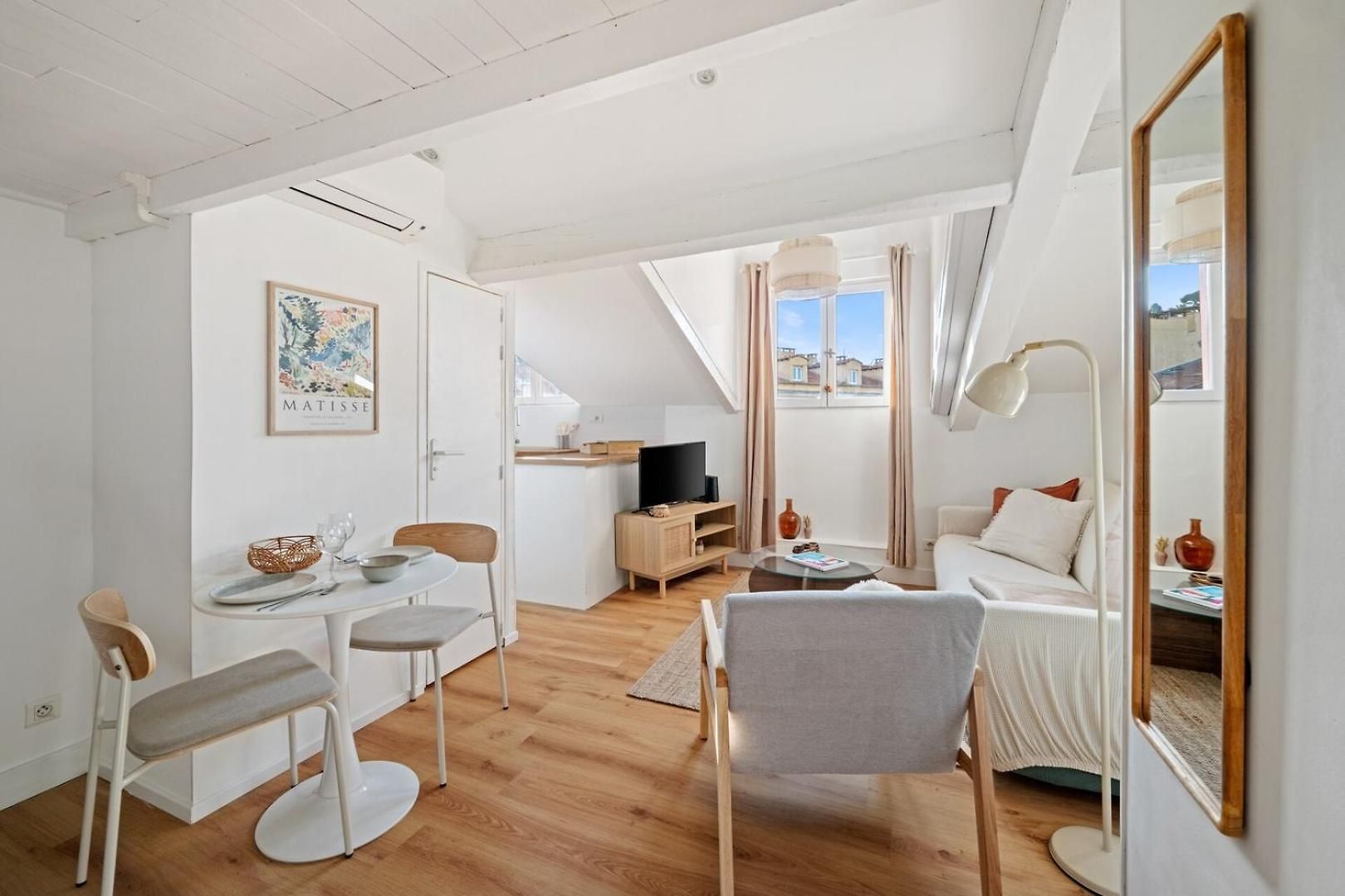 Charming & Bright Cozy Retreat On Port Apartment *