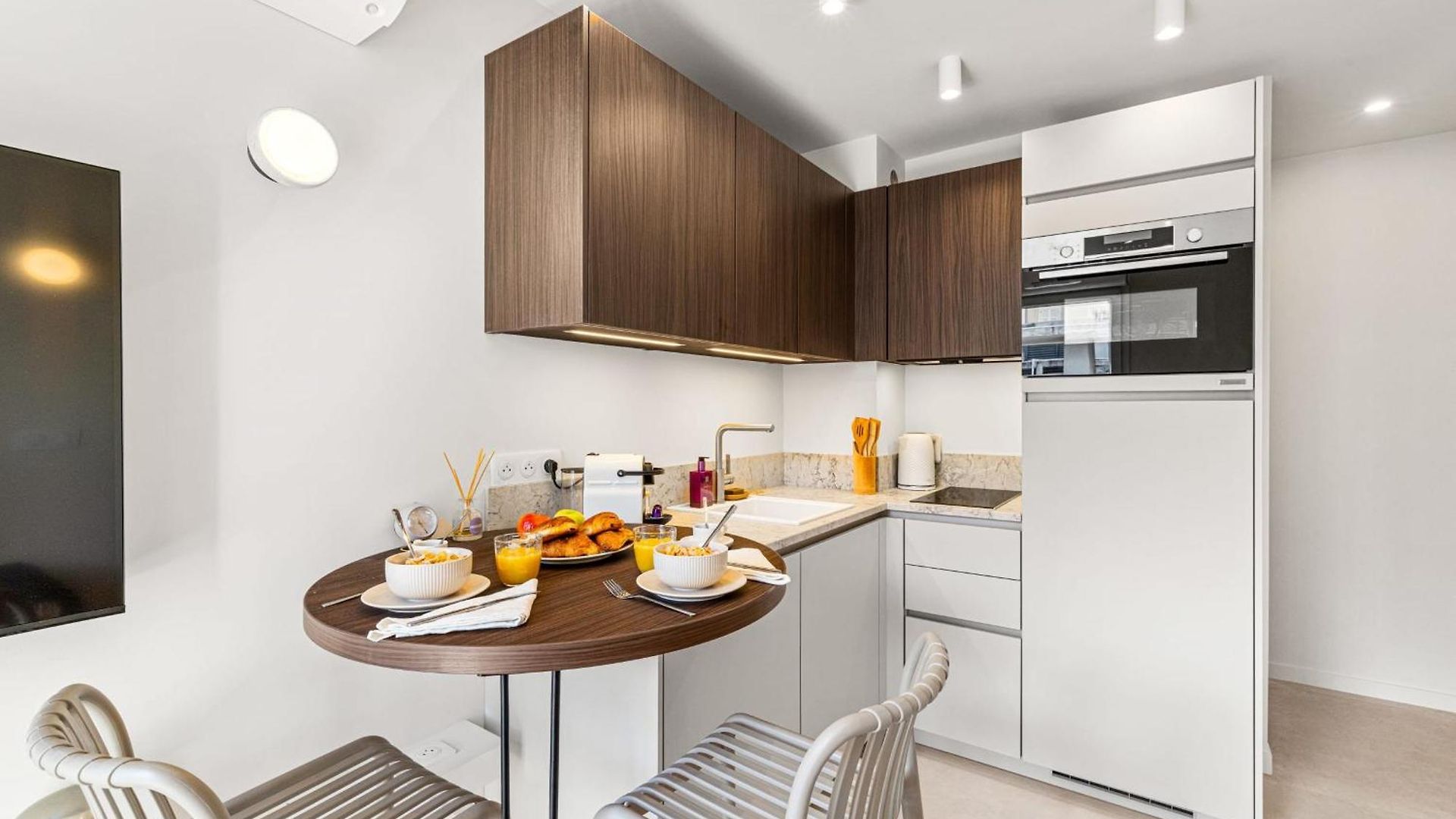 Carabacel - One Ac And Balcony Apartment