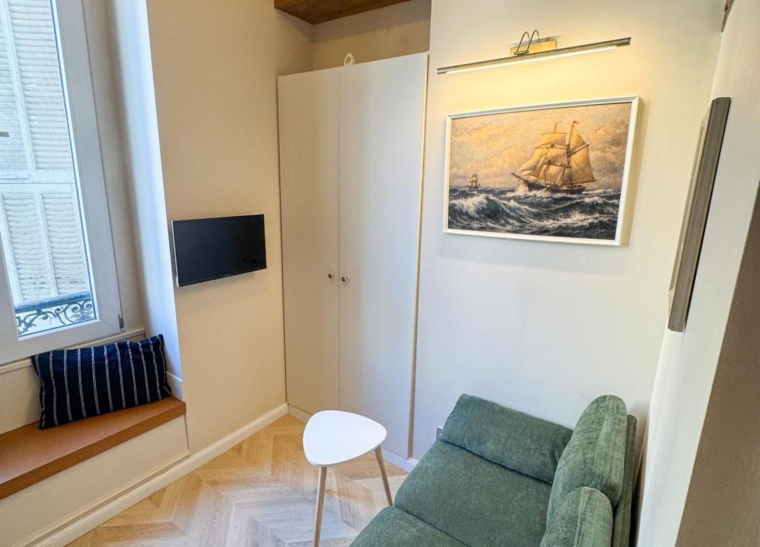 Compact Modern Apartment *