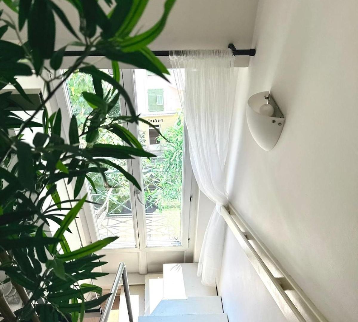 Heart Of - Mezzanine Loft & Sunny Balcony Apartment