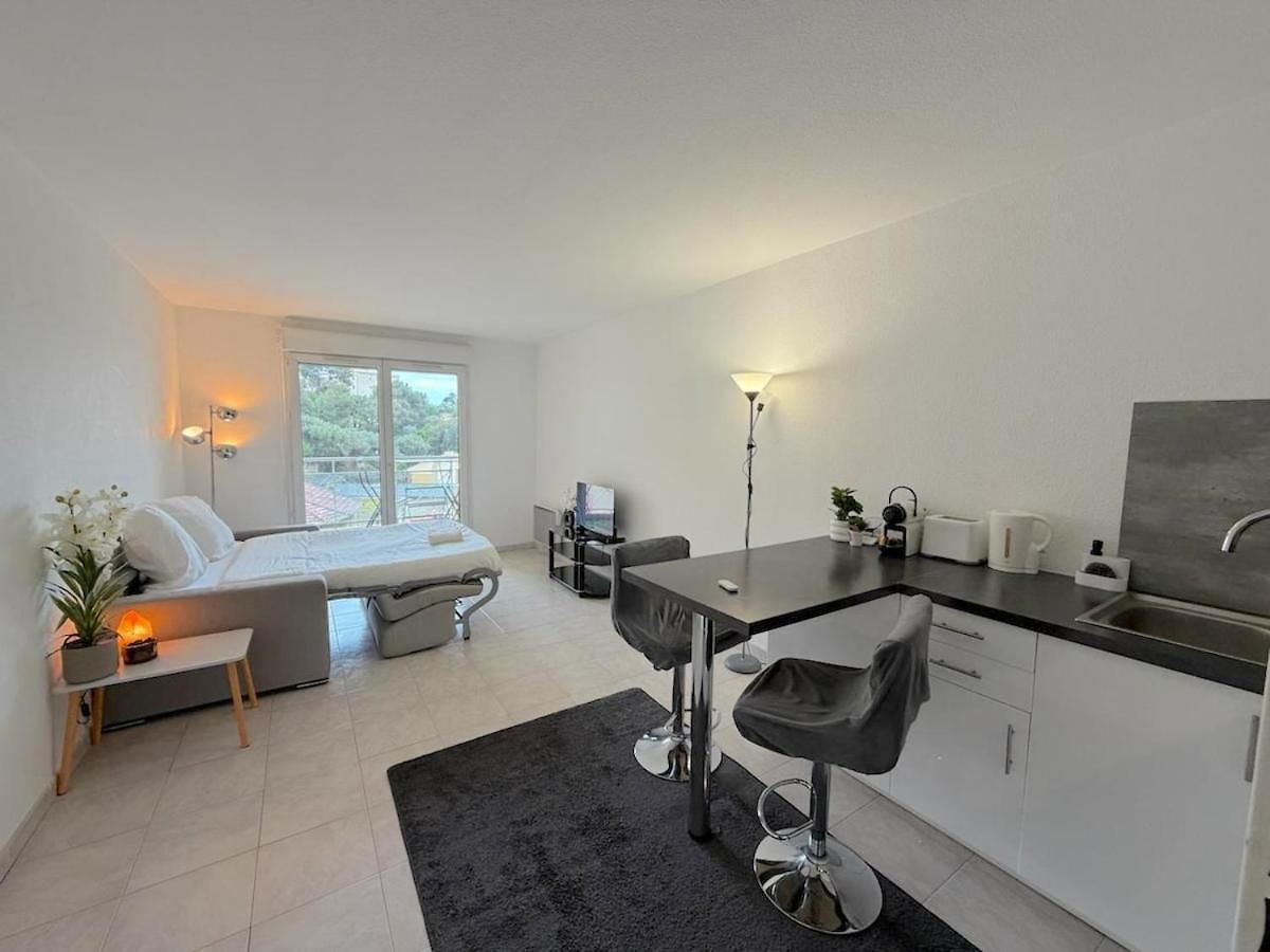 Charming Cozy With Sunny Balcony Apartment *