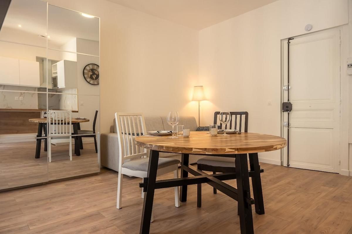 New Designer Ac Wifi Near Train Station Apartment