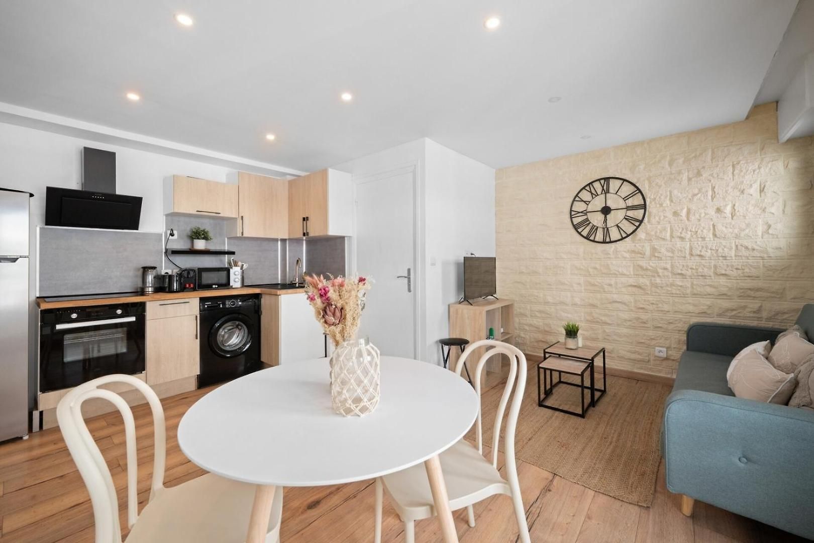 Beautifully Renovated With Charm - In The Port /ac * Nice