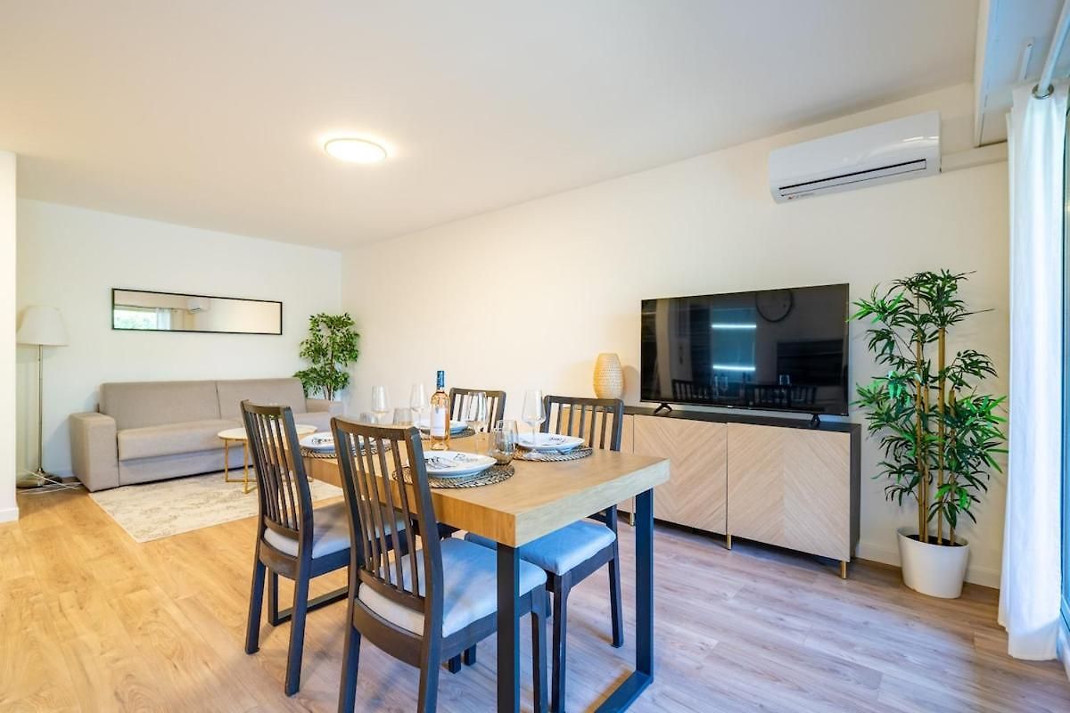 Beautiful 2-bedroom Apartment, Garden, Swimming Pool, Sea Within Walking Distance Apartment *
