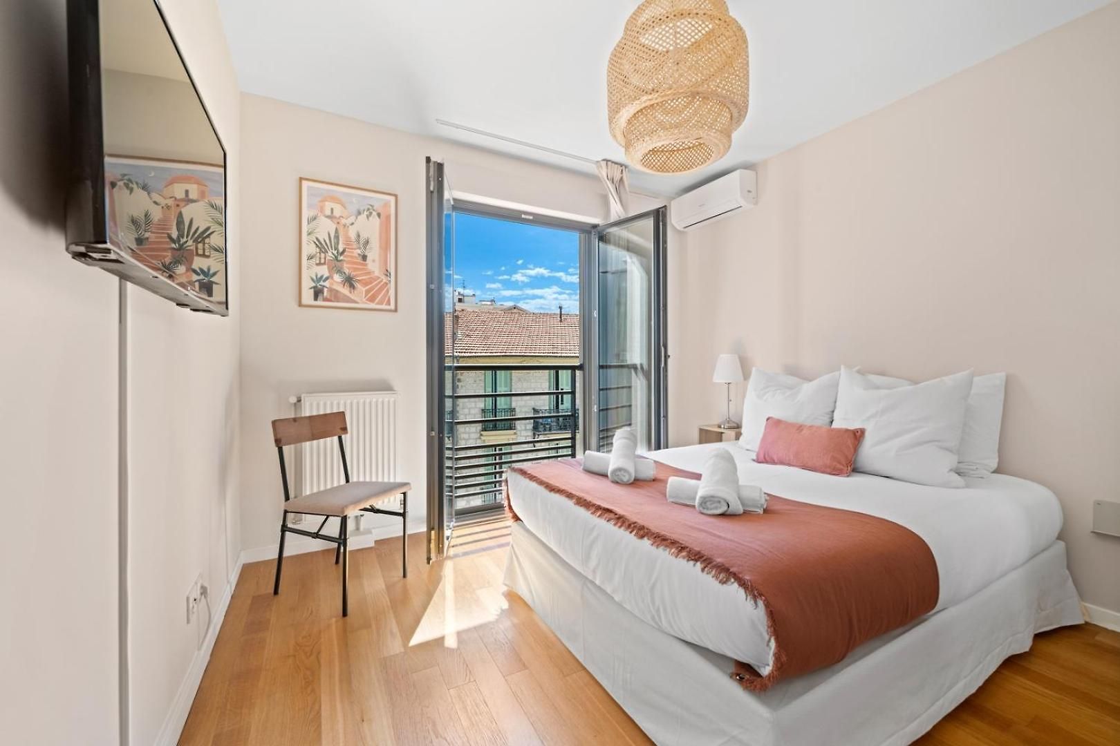 Apartment Stunning & Bright - 2 Bedrooms - Parking Wifi/ac Nice