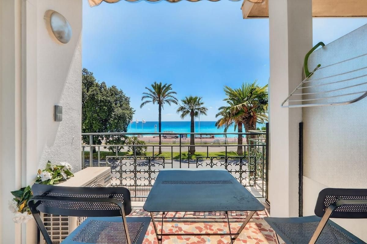 Charming With Balcony & Sea View Apartment *