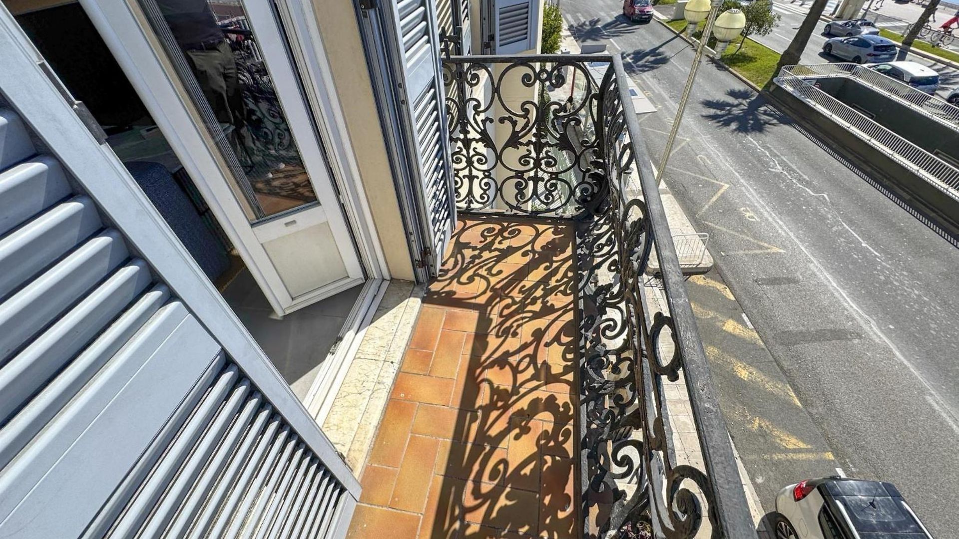 Elegant Sea Front *