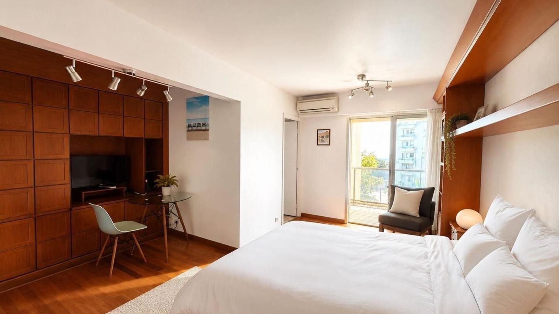 Apartment With Balcony And Pool Near The Sea Nice
