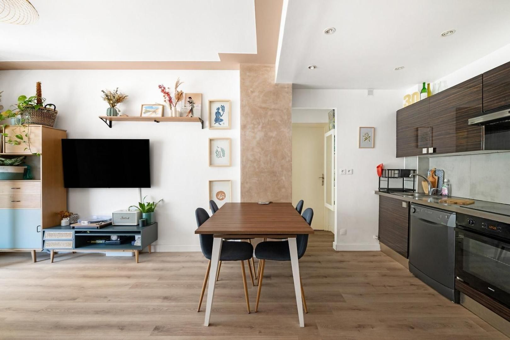 Bright & Cozy - Large Sunny Terrace Apartment