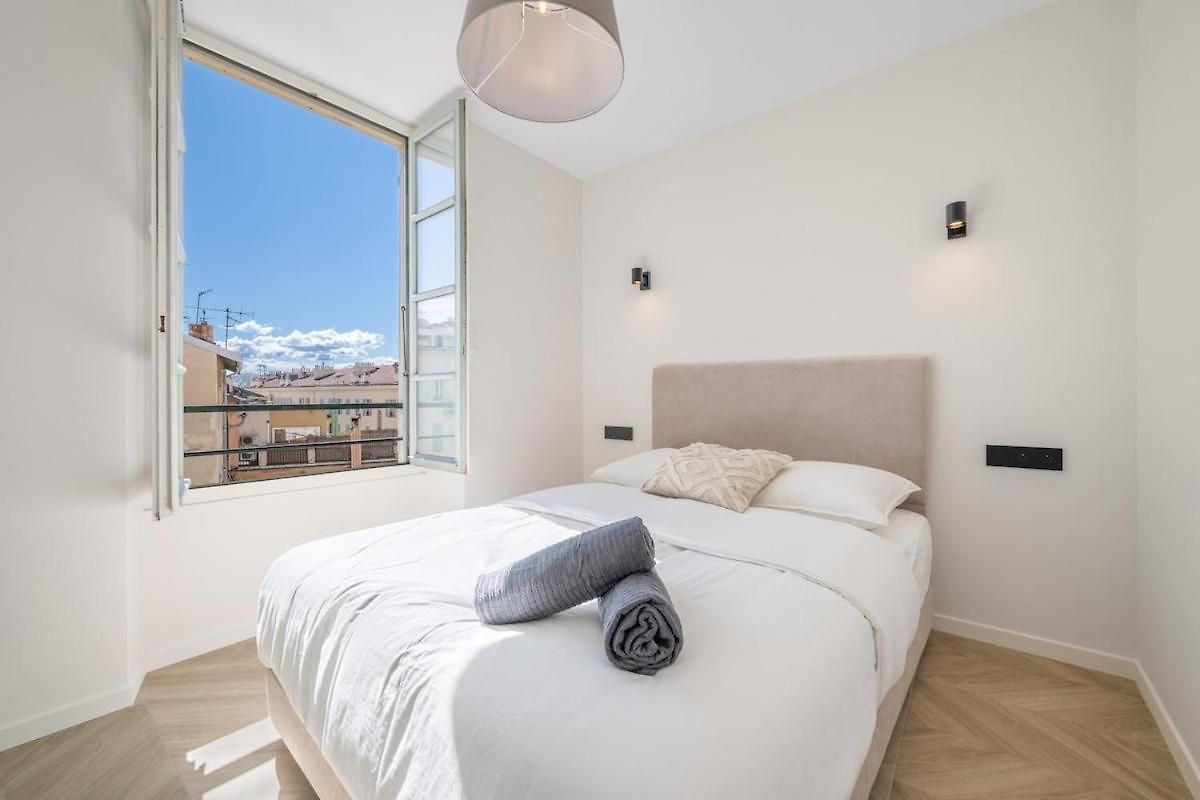 2-bedroom - Sleeps 4 - Place Massena Apartment *