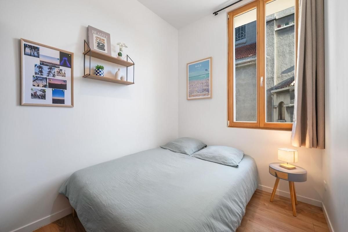 Charming 2 Rooms, Sleeps 4 Center Apartment