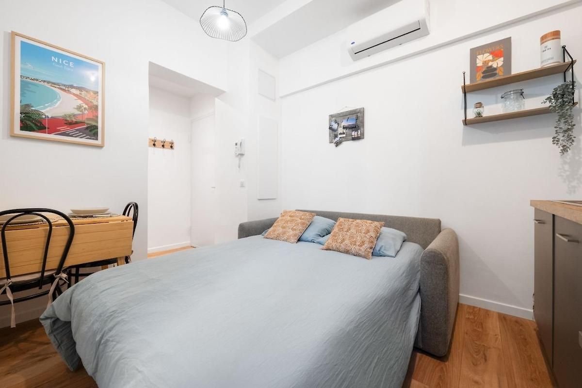 Charming 2 Rooms, Sleeps 4 Center Nice