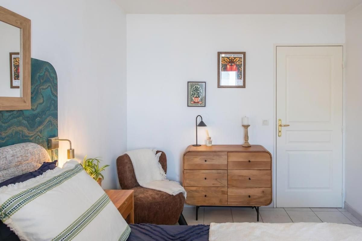 Modern 2-bedroom Sea View, Air Conditioning, Balcony