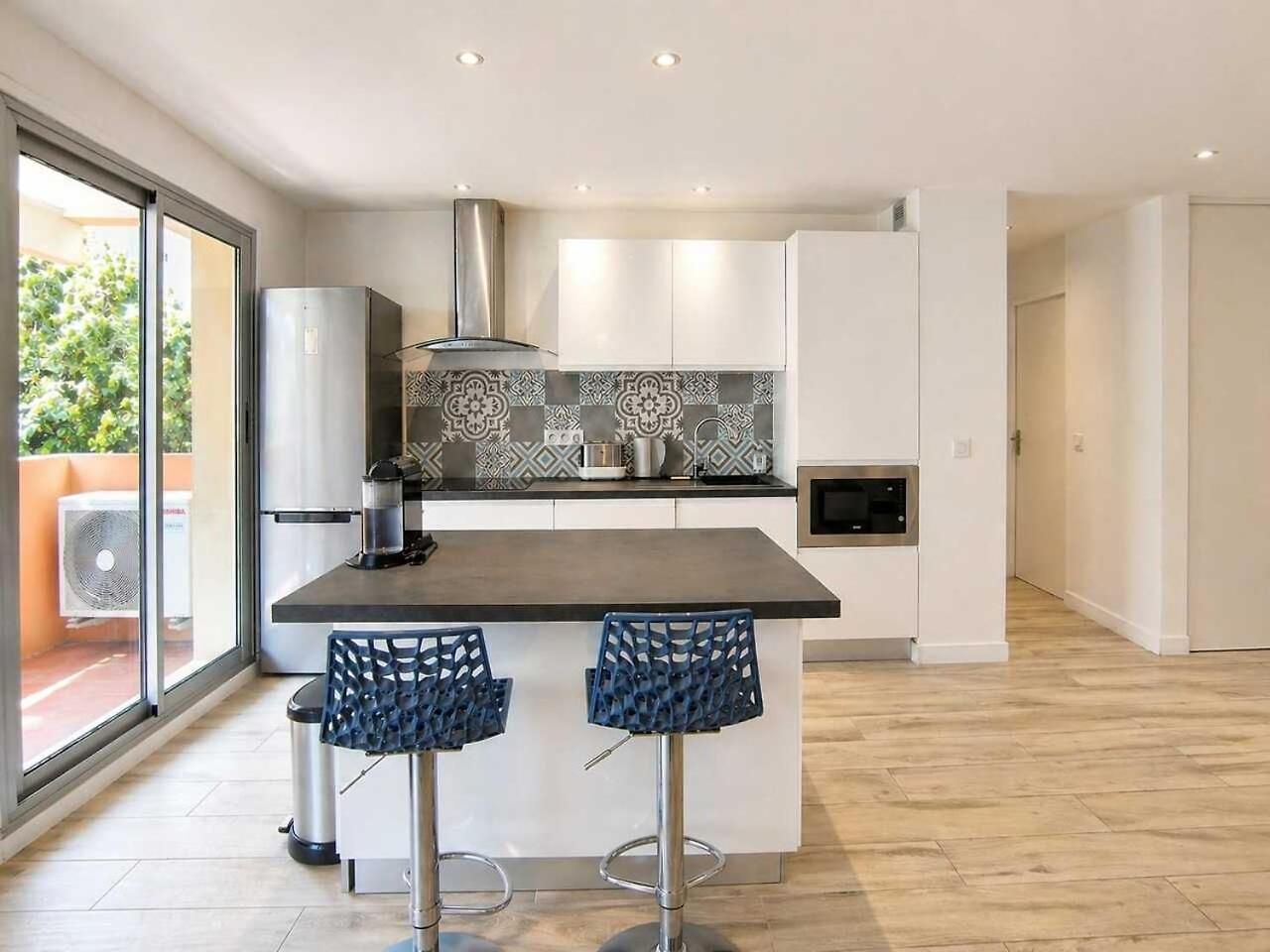 Charming With Terrace & Secure Parking Apartment *